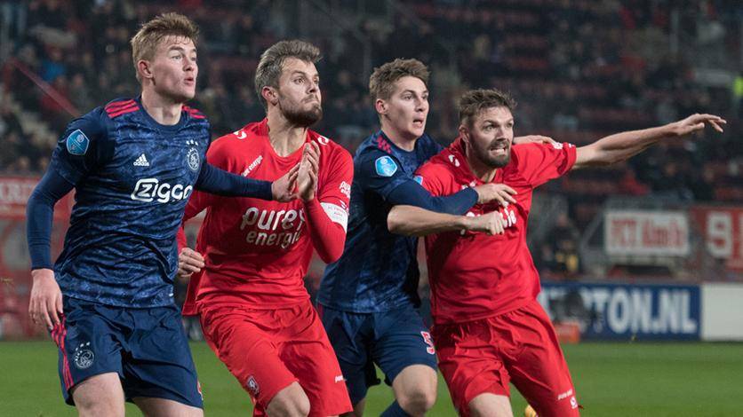 荷兰队面对德国队，鏖战到最后时刻，稳步上升