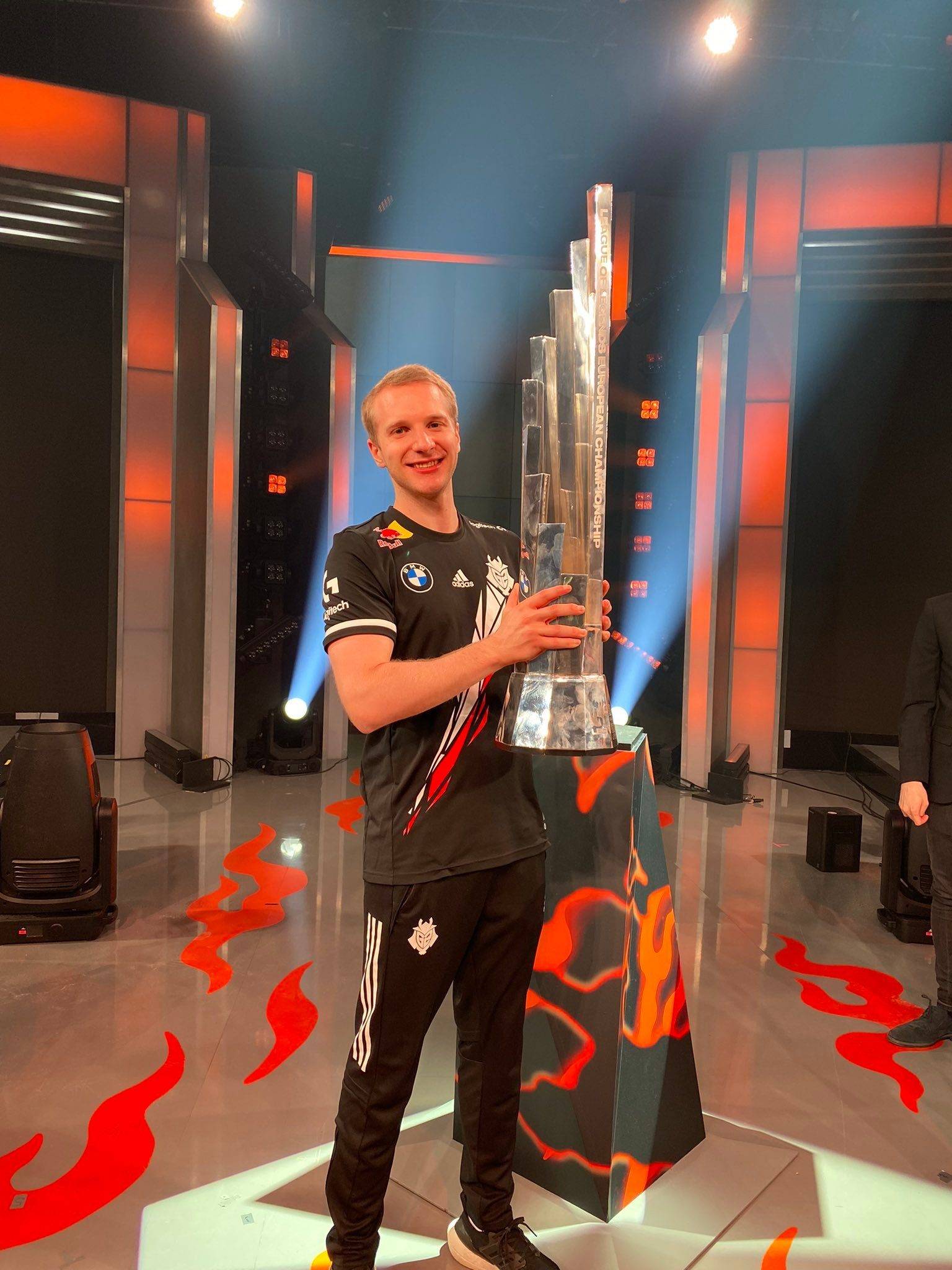 开云体育app-RNG鏖战KT，Jankos关键团战开团秒人宿命之战淘汰赛，点燃全场激情