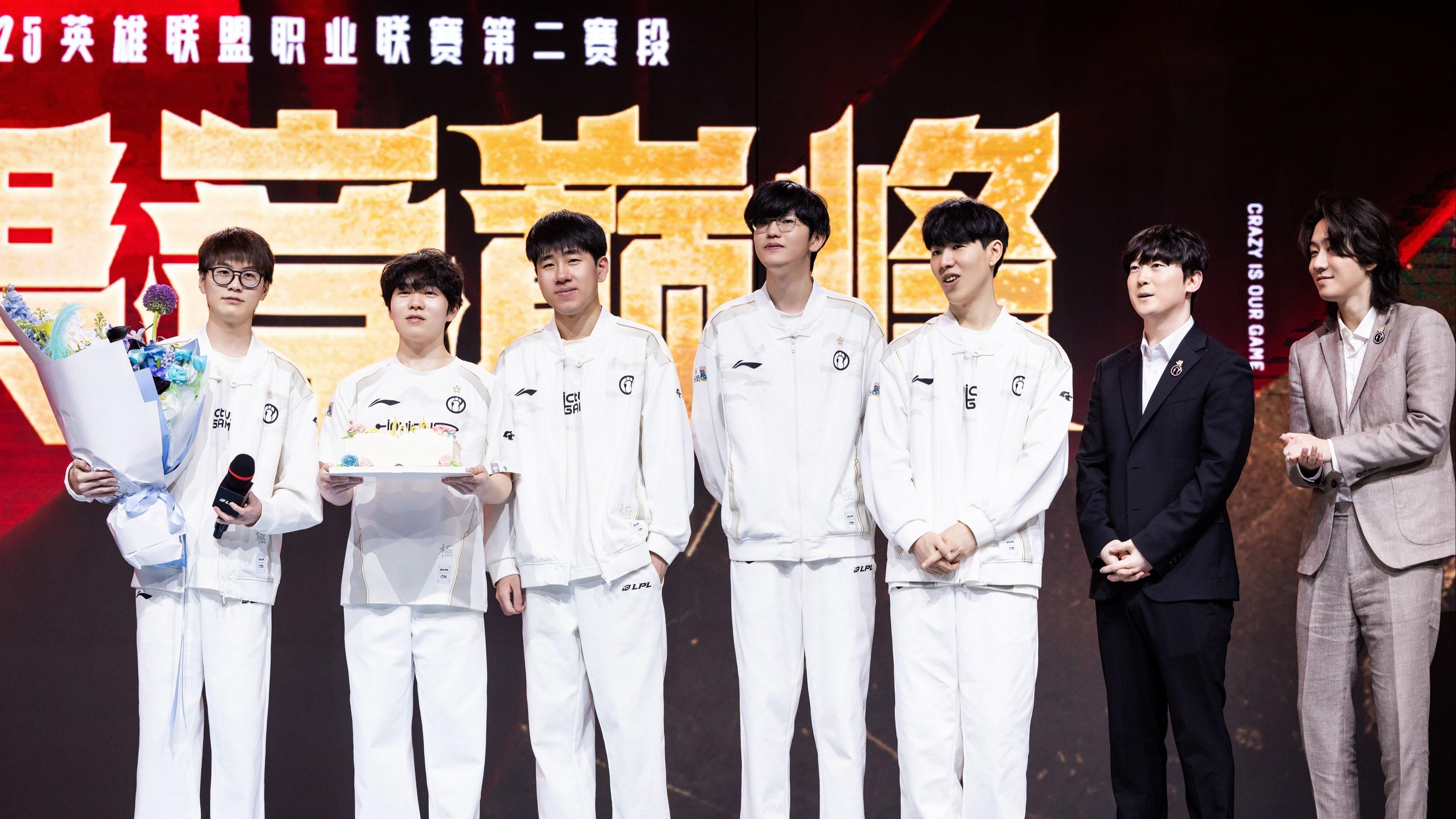 IG绝杀DK，Gumayusi团战一打五焦点之战2025世界赛，点燃全场激情