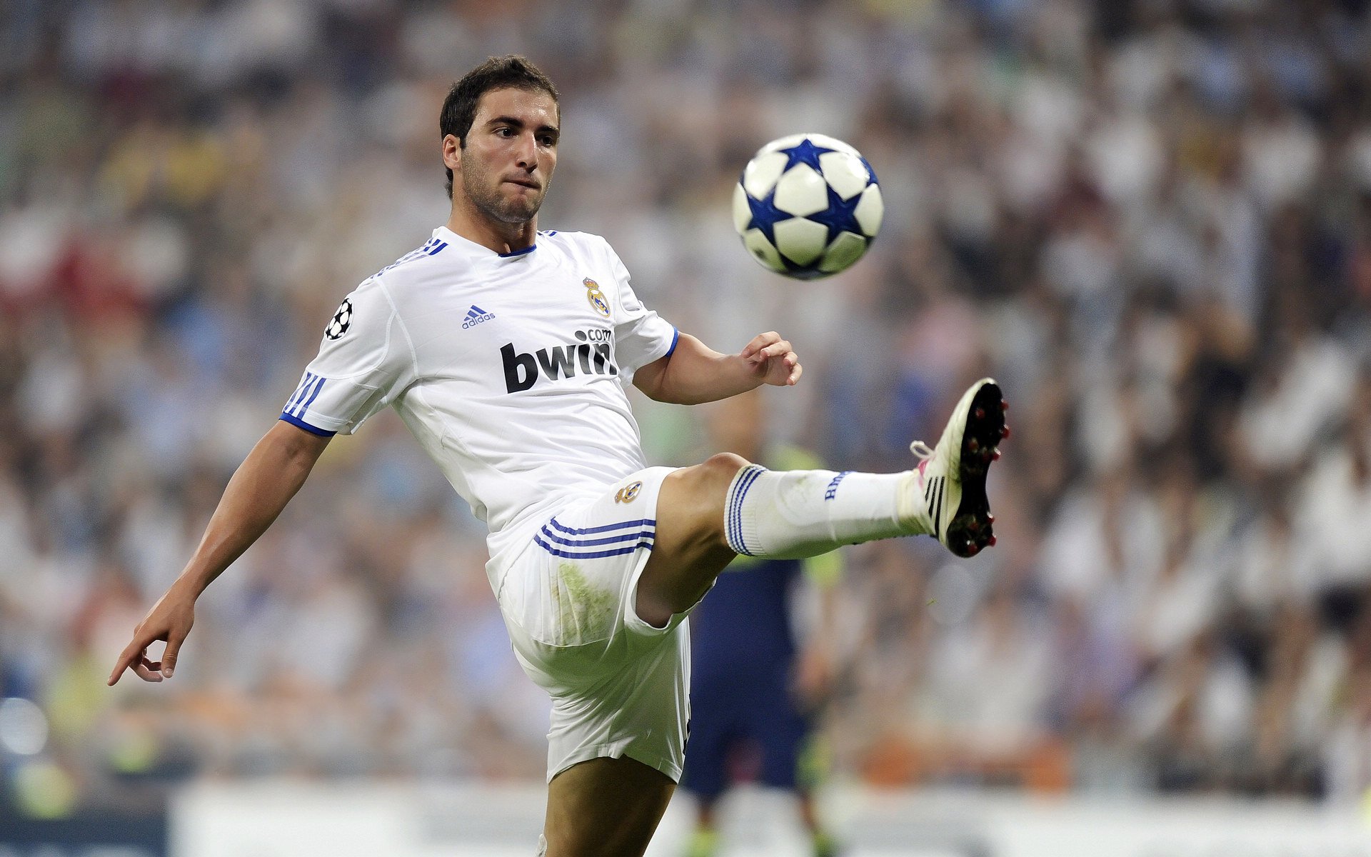 开云体育app-国家德比夜的红蓝狂想曲，当贝恩戴上硬仗之王的桂冠